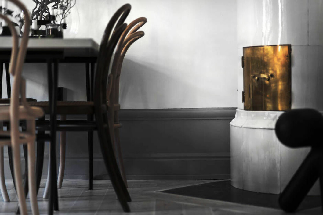 Foto: Adam Helbaoui/<a href="https://www.instagram.com/kronfoto/" target="_blank" rel="noopener">Kronfoto</a> Styling: <a href="http://www.scandinavian-homes.se/" target="_blank" rel="noopener">Scandinavian Homes</a> för <a href="http://www.bosthlm.se/" target="_blank" rel="noopener">Bo Sthlm</a>/mäklare Niklas Jonasson En grå golvsockel.