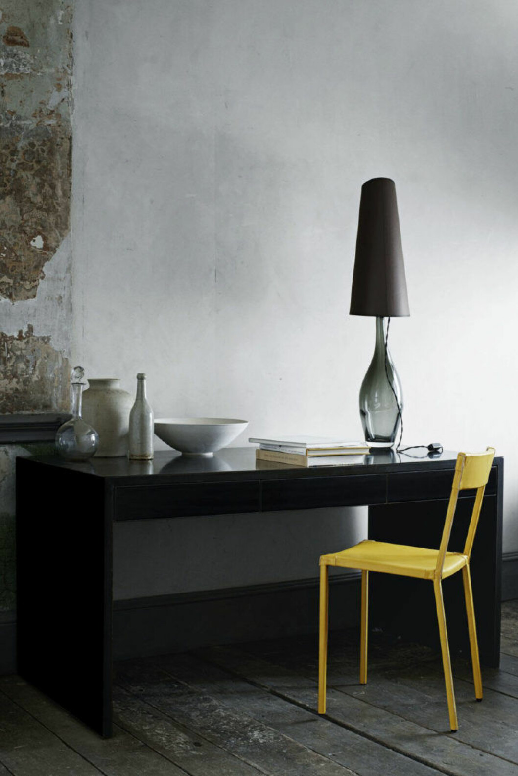 Via: <a href="http://www.ochre.net/products/furniture/desk/panther/desk/" target="_blank" rel="noopener">Ochre</a> 03. gul-gra