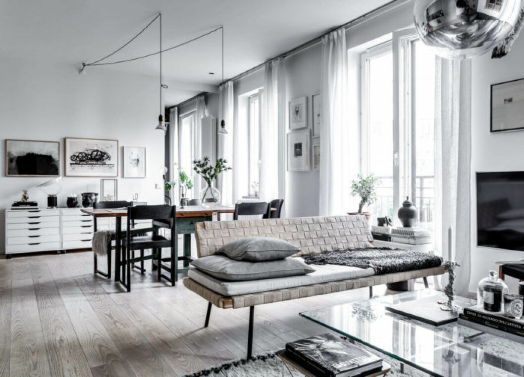 Foto: Henrik Nero för <a href="https://www.instagram.com/alexanderwhitesthlm/" target="_blank" rel="noopener">Alexander White</a>/mäklare: Anna Herin Kombinerat vardagsrum och matsplats med ljusa textiler, mörka träslag och ett glasbord