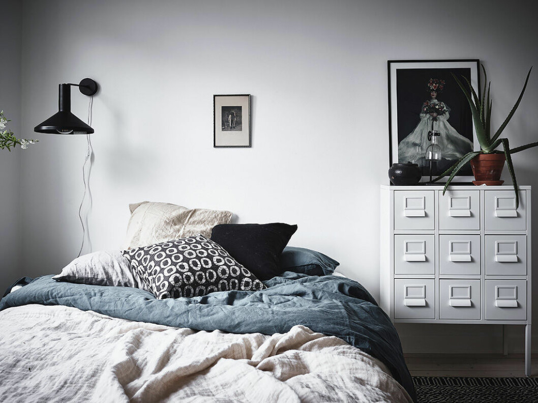 Foto: <a href="https://www.instagram.com/fotografanders/" target="_blank" rel="noopener">Anders Bergstedt</a> Styling: <a href="https://www.instagram.com/annafurbacken/" target="_blank" rel="noopener">Anna Furbacken</a> för <a href="https://www.instagram.com/entrancemakleri/" target="_blank" rel="noopener">Entrance mäkleri</a>/mäklare: Erika Bergholm Sovrum med linneörngott