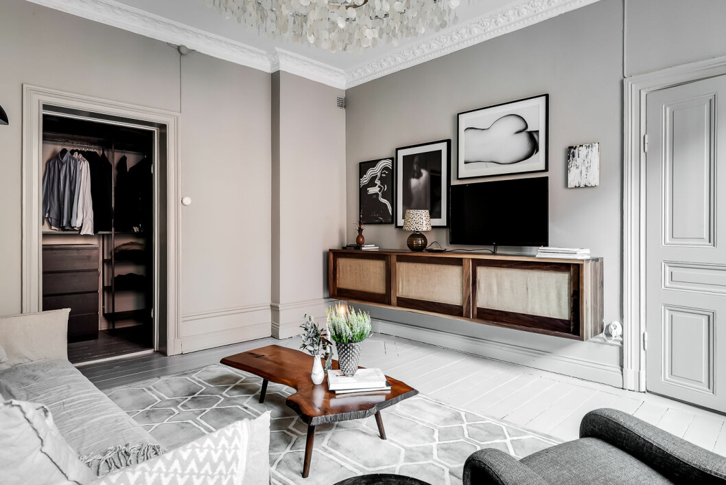 Välj en möbel du tycker är fin, det behöver nödvändighetsvis inte vara en traditionell tv-bänk. Foto: Henrik Nero Styling: Dusty Deco för <a href="https://www.instagram.com/ekenstam_makleri/" target="_blank" rel="noopener">Ekenstam</a>/mäklare: Thomas Herzog
