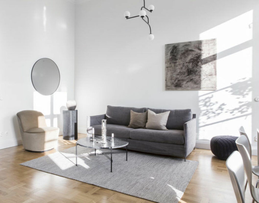 Foto: Cim Ek Styling: Team Sarah Widman för <a href="https://www.instagram.com/alvhem/" target="_blank" rel="noopener">Alvhem</a>/mäklare: Sofia Vansvik Vardagsrum med naturnära färger på soffa, fåtölj och matta