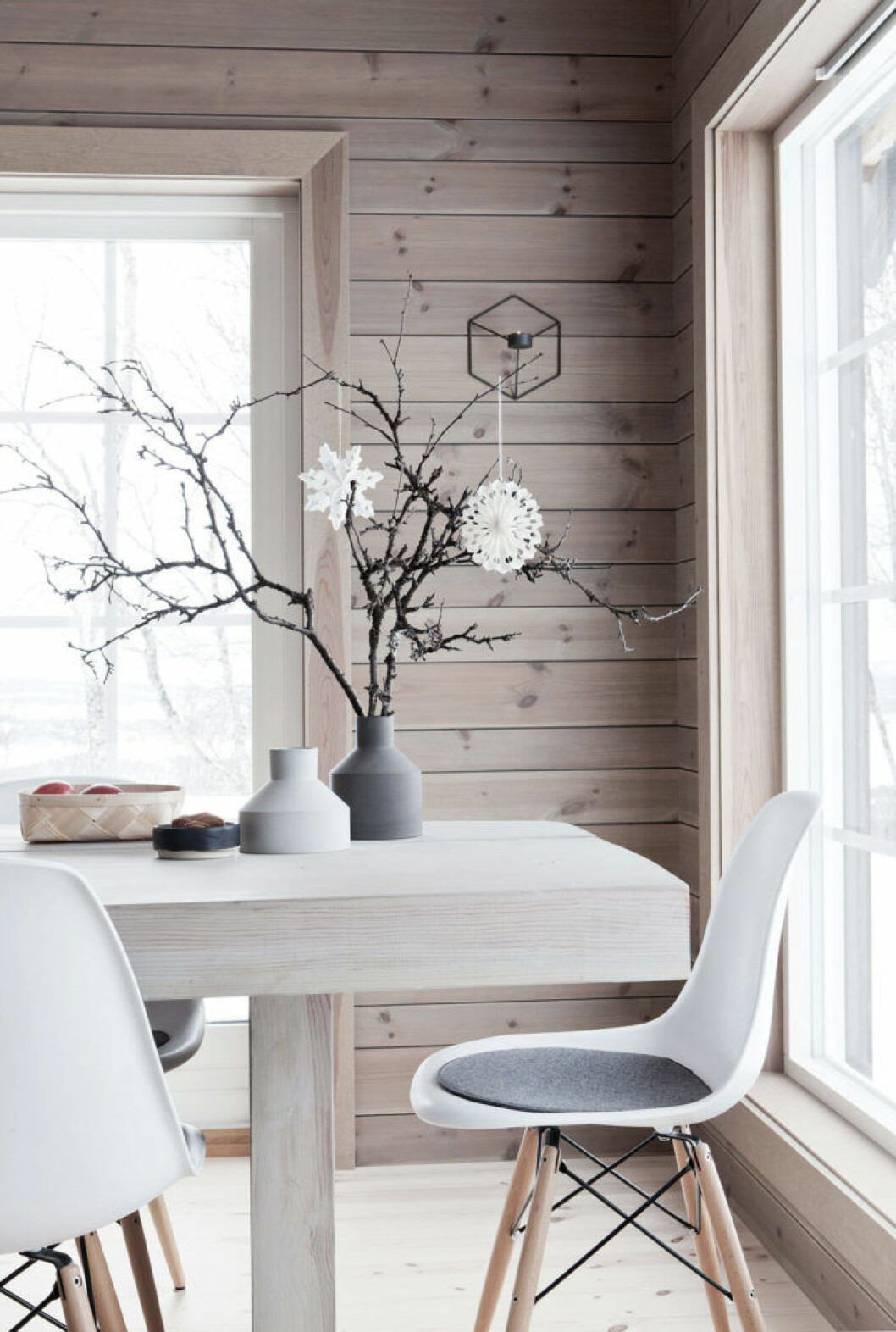 Foto: Bjørn Johan Stenersen via <a href="http://bo-bedre.no/jul/skap-sma-hyggestunder-i-adventstiden" target="_blank" rel="noopener">Bo Bedre</a> Använd kvistar som dekoration.