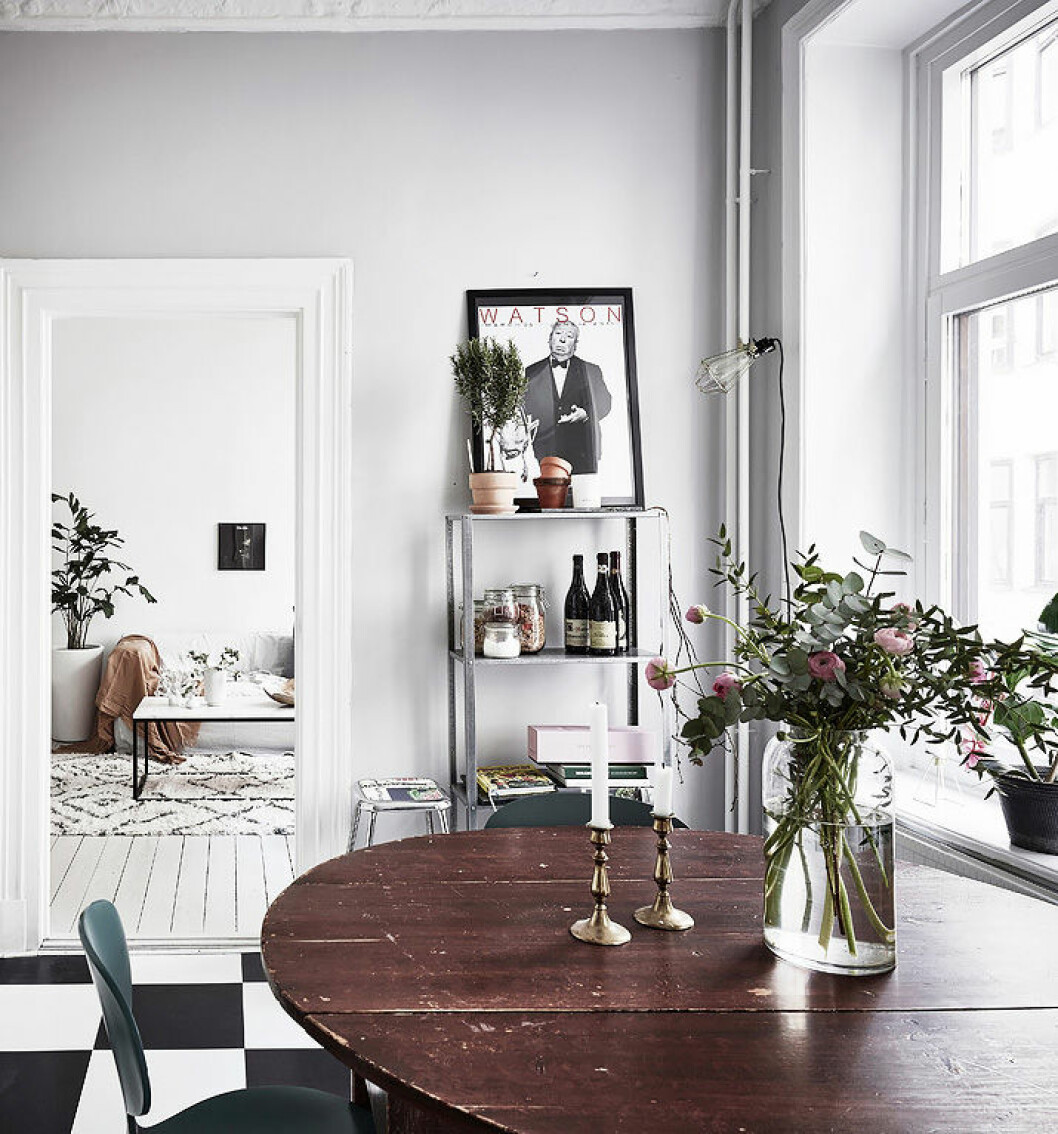 Fotograf: Anders Bergstedt Styling: Anna Furbacken för <a href="https://www.instagram.com/entrancemakleri/" target="_blank" rel="noopener">Entrance Mäkleri</a>/mäklare: Erika Bergholm Eukalyptus och bambukvistar i en vas på ett mörkt matbord