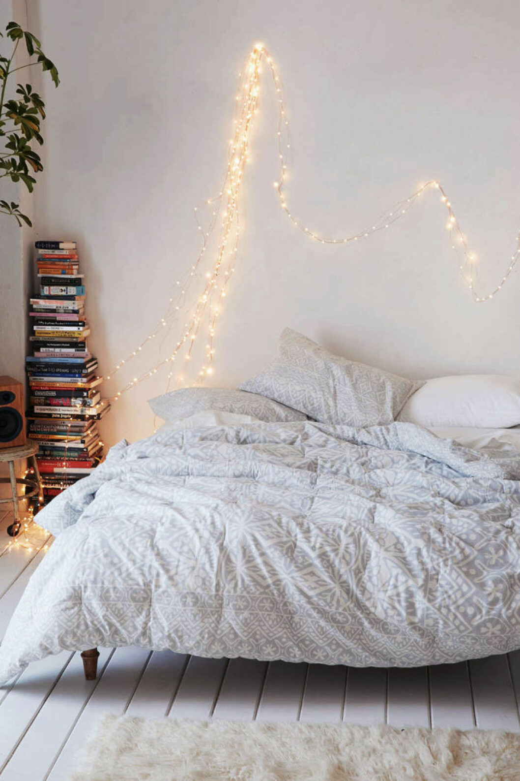 Foto: <a href="http://www.urbanoutfitters.com/urban/catalog/category.jsp?id=SALE-A-BED#/" target="_blank" rel="noopener">Urban outfitters</a> 03. ljusslingor-sovrum