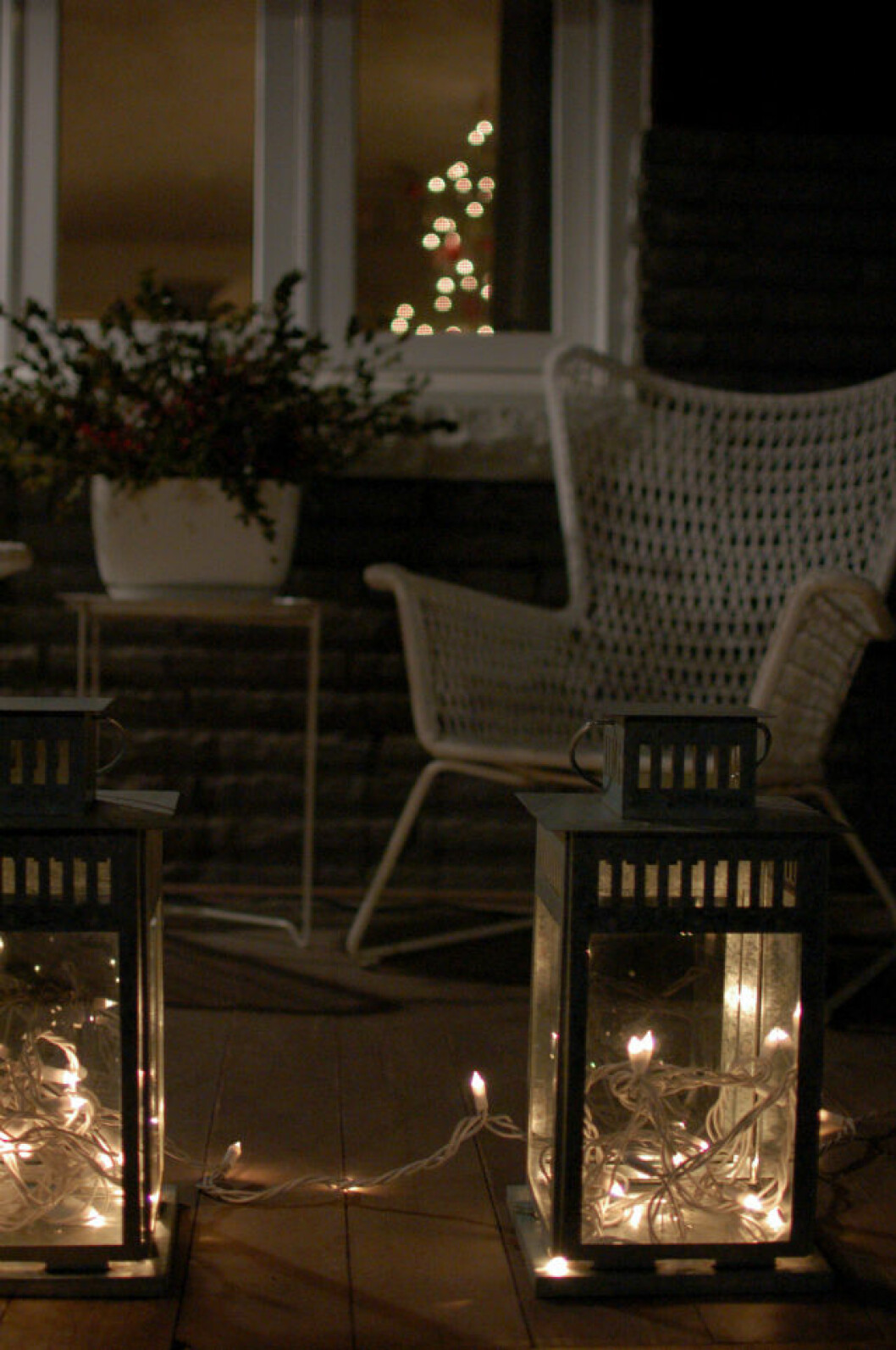 Foto: <a href="http://www.mintinthemiddle.com/2012/12/its-beginning-to-look-lot-like-christmas.html" target="_blank" rel="noopener">Mint in the middle</a> Ljusslingor placerade i lyktor