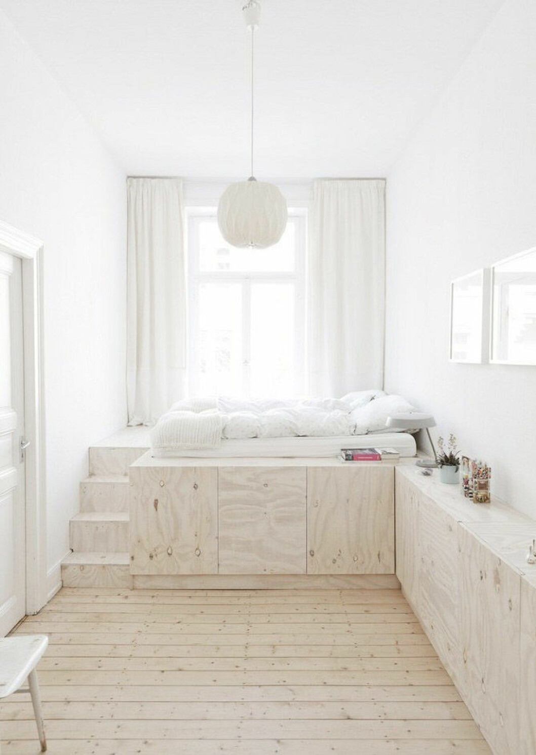 Via: Apartment Therapy Loftsäng placerad på byråer i ljust trä som även skapar mycket förvaring