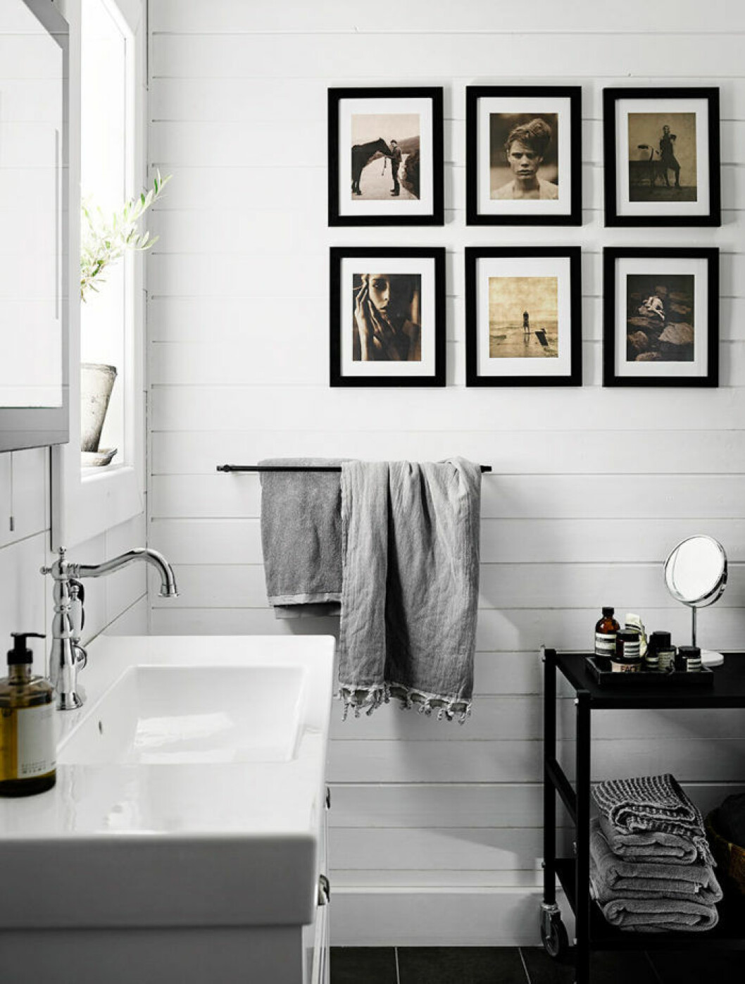 Foto: <a href="http://kristoferjohnsson.com/" target="_blank" rel="noopener">Kristofer Johnsson</a> Styling: <a href="https://www.pellahedeby.com/" target="_blank" rel="noopener">Pella Hedeby</a> Syns i: ”<a href="https://www.elle.se/decoration/mjuk-minimalism-i-var-bloggare-pella-hedebys-supersnygga-hem/" target="_blank" rel="noopener">Mjuk minimalism i stylisten Pella Hedebys snygga hem</a>” Badrum med grafisk tavelvägg