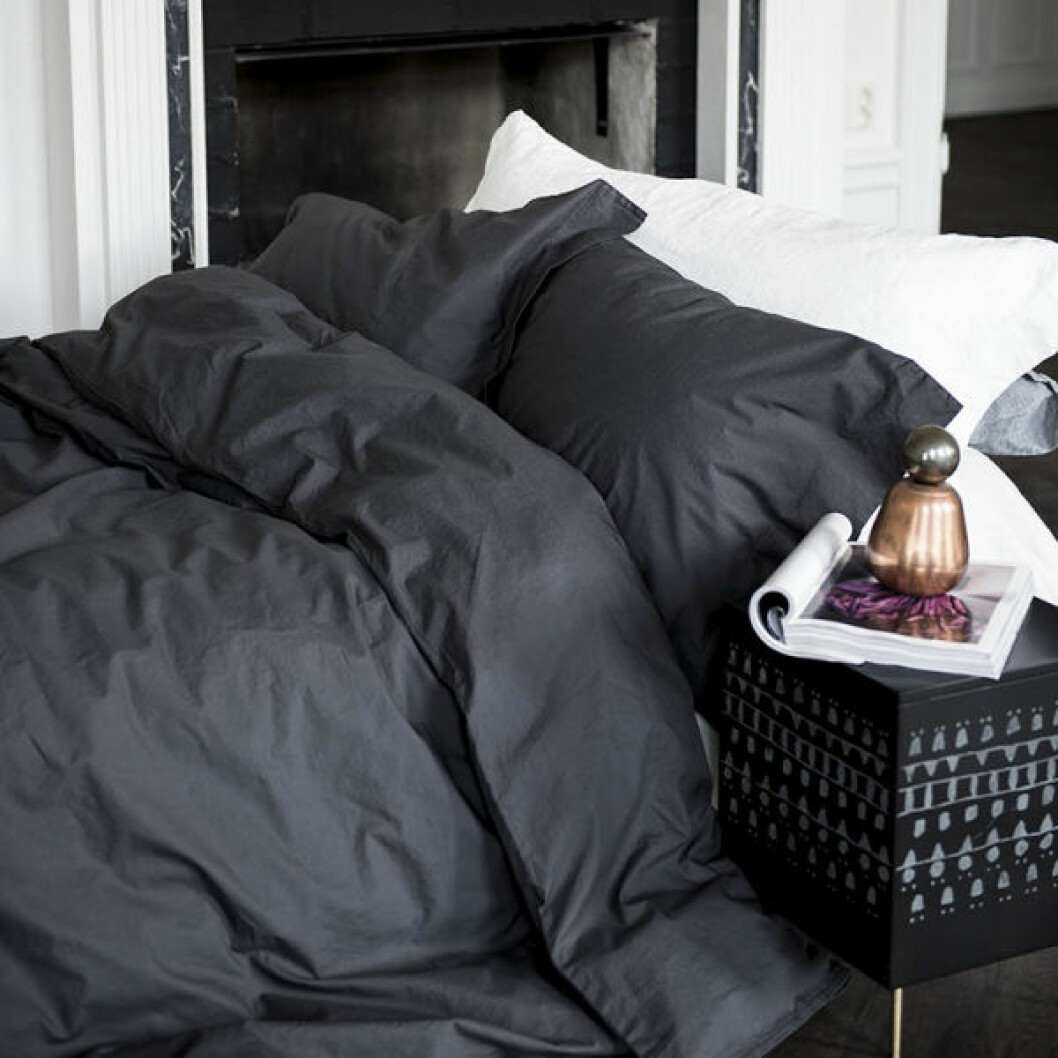 Säng bäddad i svarta sängkläder