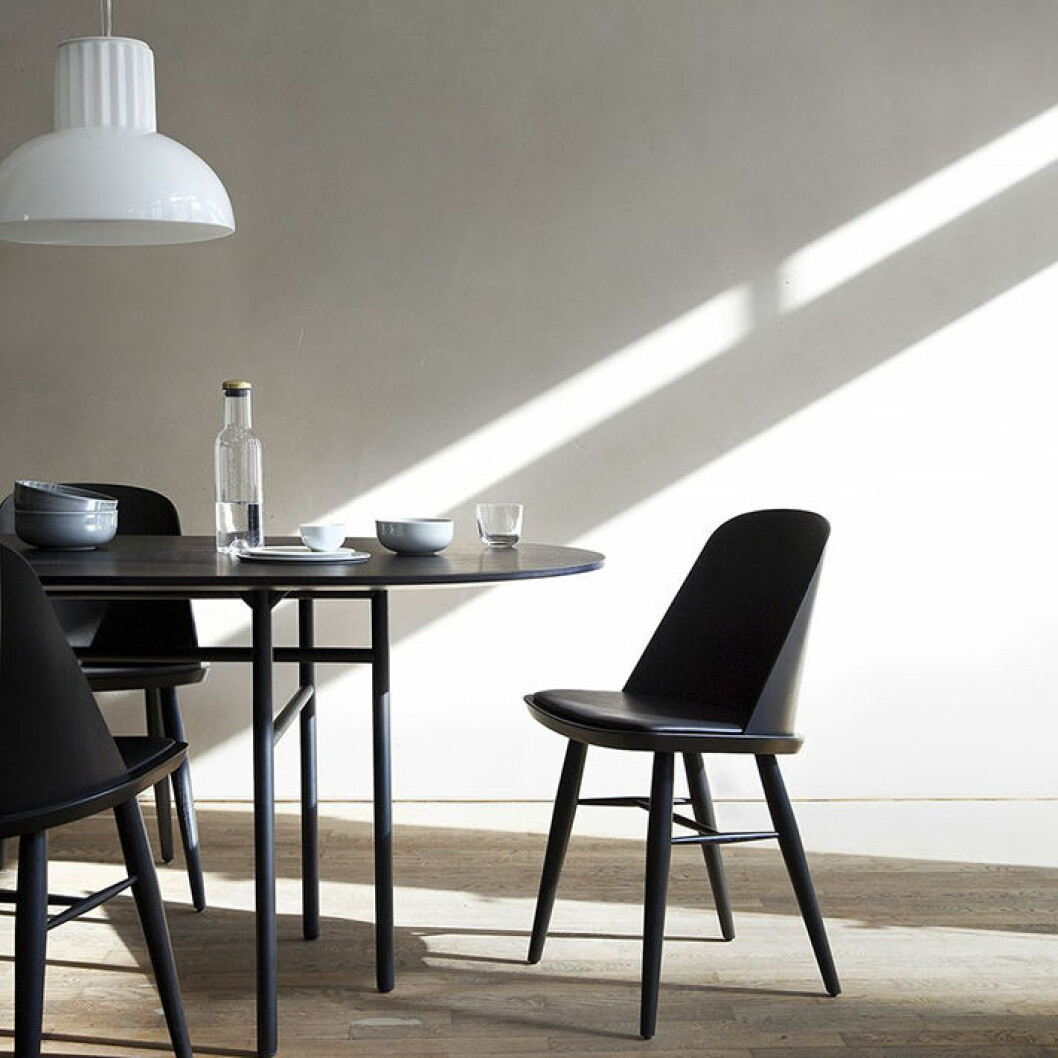 Foto: <a href="https://store.menudesignshop.com/synnes-dining-chair-p334.aspx" target="_blank" rel="noopener">Menu</a> Designklassiker är alltid ett bra köp.