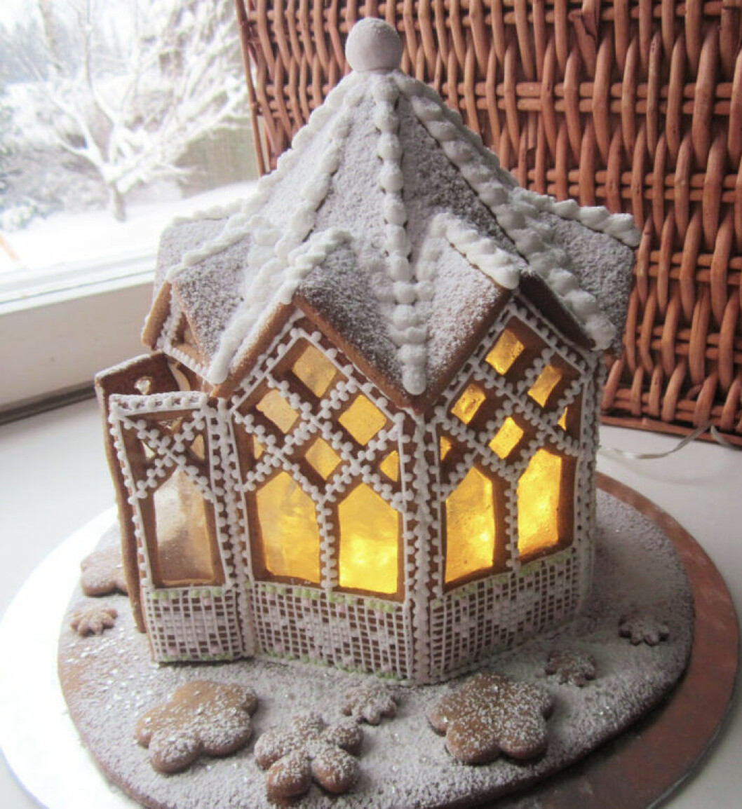 Pepparkakshus i form av ett lusthus. Foto via: <a href="http://ebetys.blogspot.se/2012/12/huvimaja.html" target="_blank" rel="noopener">Ebetys</a> Pepparkakshus i form av ett lusthus.