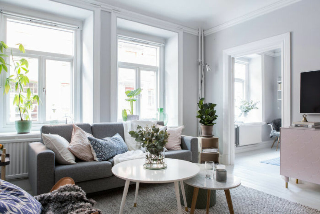 Ljusgrått vardagsrum med rosa tv-bänk