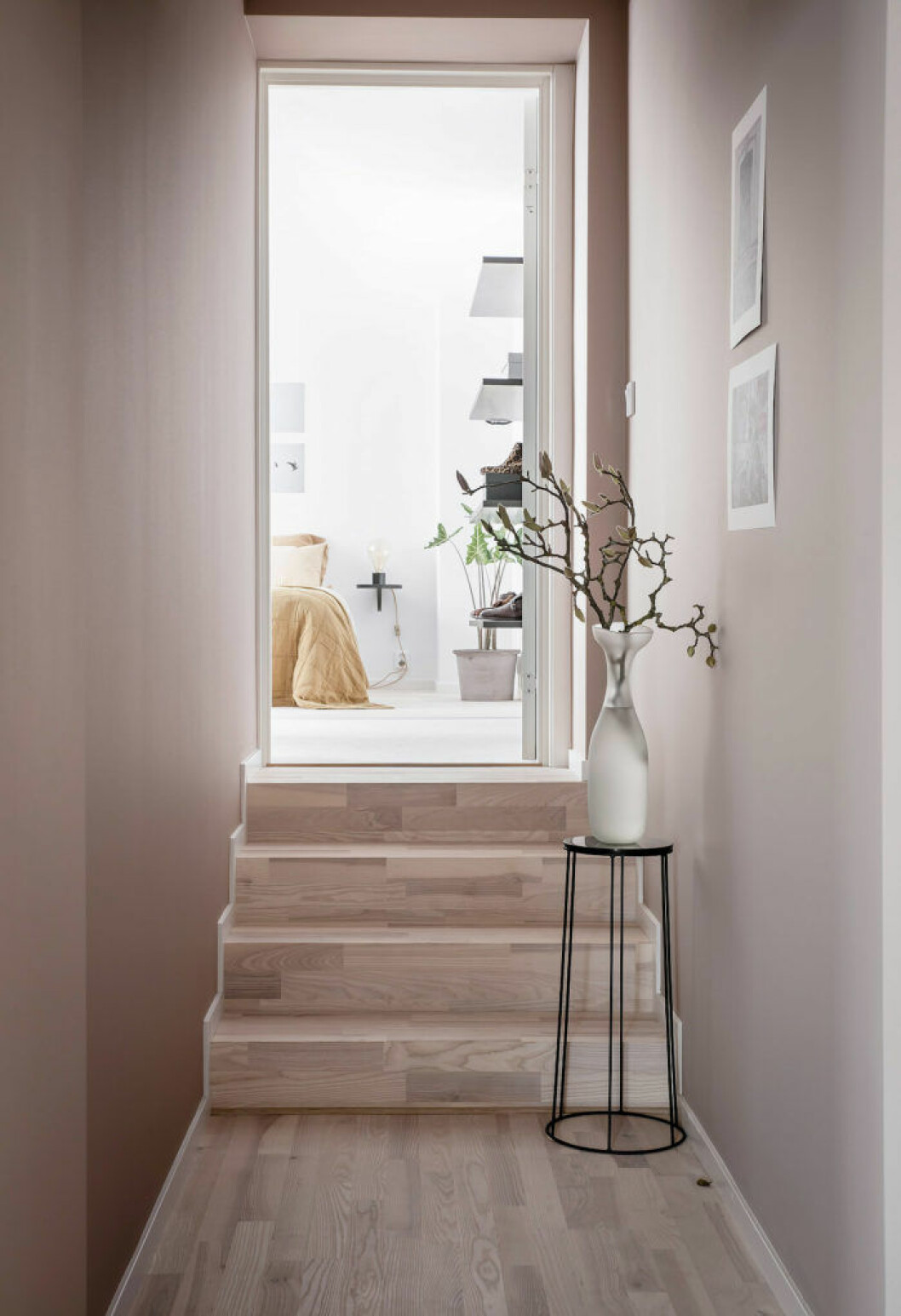 Foto: <a href="https://www.instagram.com/fotografanders/" target="_blank" rel="noopener">Anders Bergstedt</a> Styling: <a href="https://www.instagram.com/sarahwidman/" target="_blank" rel="noopener">Team Sarah Widman</a> för <a href="https://www.instagram.com/alvhem/" target="_blank" rel="noopener">Alvhem</a>/mäklare: Sofia Vansvik Ljusrosa väggar, trägolv och trappa i trä som leder upp till sovrummet