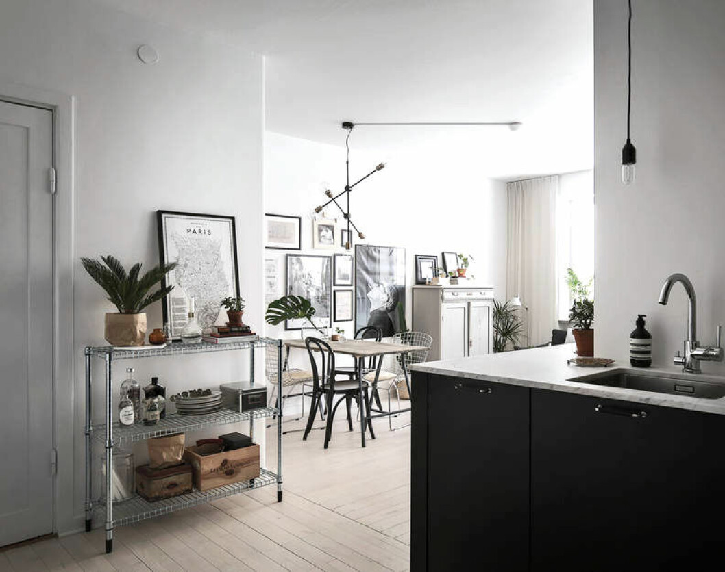 Foto: Adam Helbaoui/<a href="https://www.instagram.com/kronfoto/" target="_blank" rel="noopener">Kronfoto</a> Styling: Angelica Rydström/<a href="https://www.instagram.com/rydstromskan/" target="_blank" rel="noopener">Rydströmskan</a> för <a href="http://www.bosthlm.se/" target="_blank" rel="noopener">Bo Sthlm</a> fastighetsmäklare/Cecilia Heikkilä Rostfria detaljer i köket och matplatsen