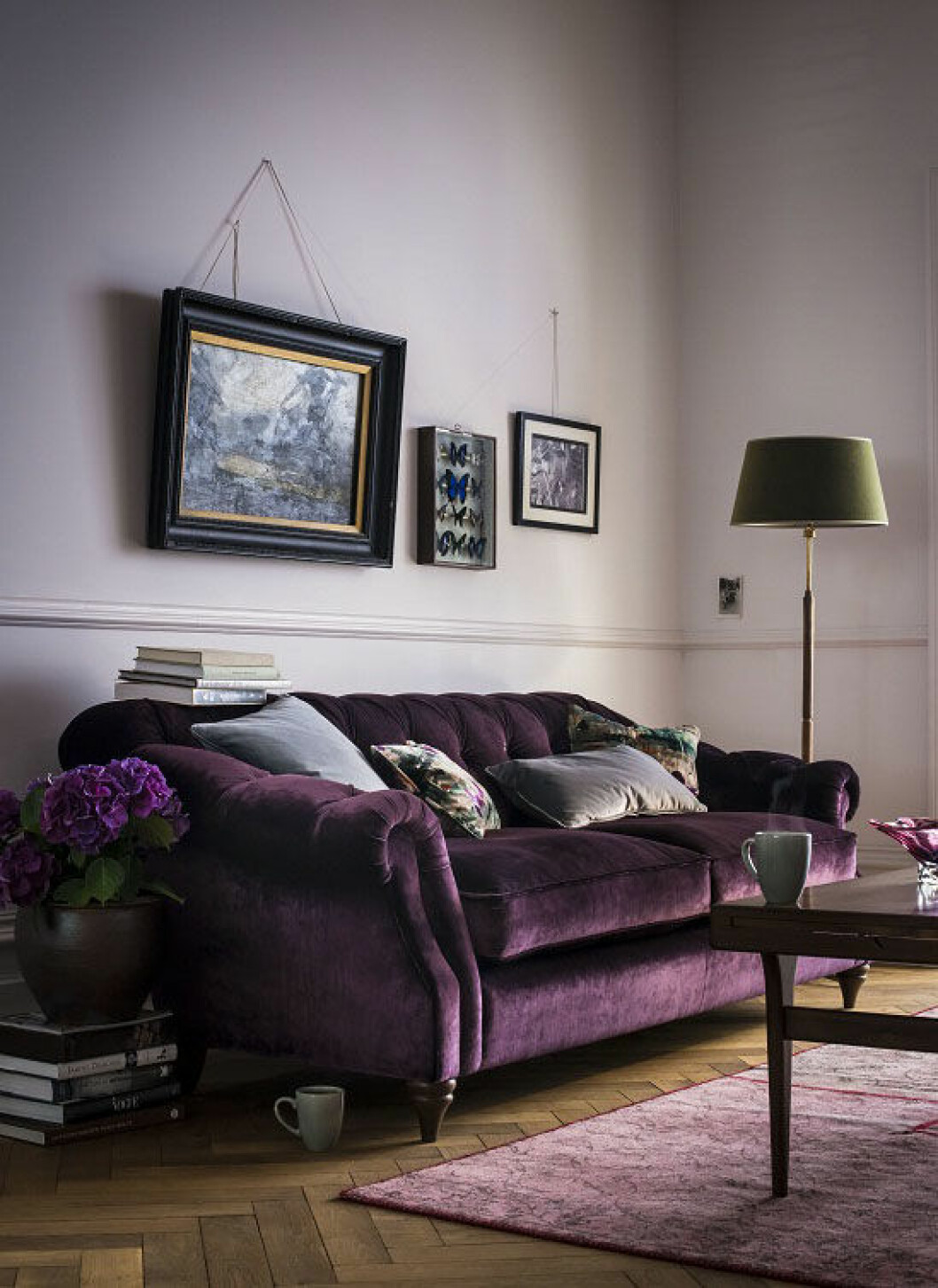 Foto via: <a href="http://deardesigner.co.uk/introducing-arlo-jacob-furniture/" target="_blank" rel="noopener">Dear designer</a> Lila sammetssoffa