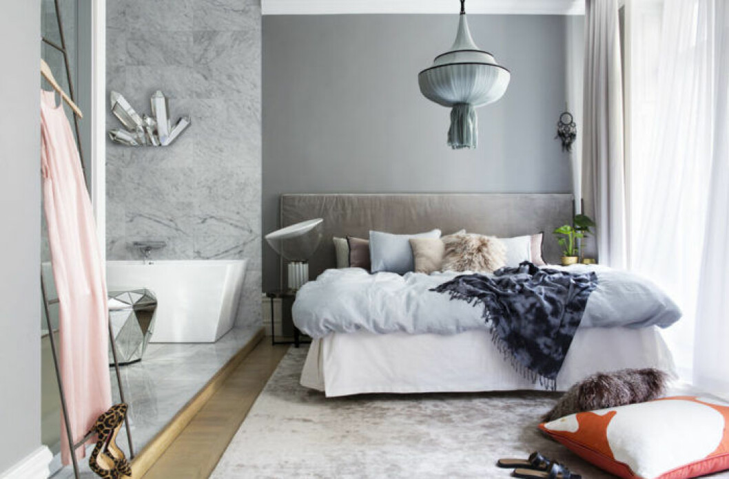 Foto: <a href="https://www.folio.se/Pictures/PhotographerPresentation.aspx" target="_blank" rel="noopener">Johan Sellén</a> Styling: <a href="http://www.gillrenlund.com/about/" target="_blank" rel="noopener">Gill Renlund</a> Syns i: ”<a href="https://www.elle.se/decoration/hemma-hos-edita-renlund-foodjunkie/" target="_blank" rel="noopener">Modernt drömboende – med ett helt magiskt sovrum</a>” Stoppad sänggavel i avskalad stil