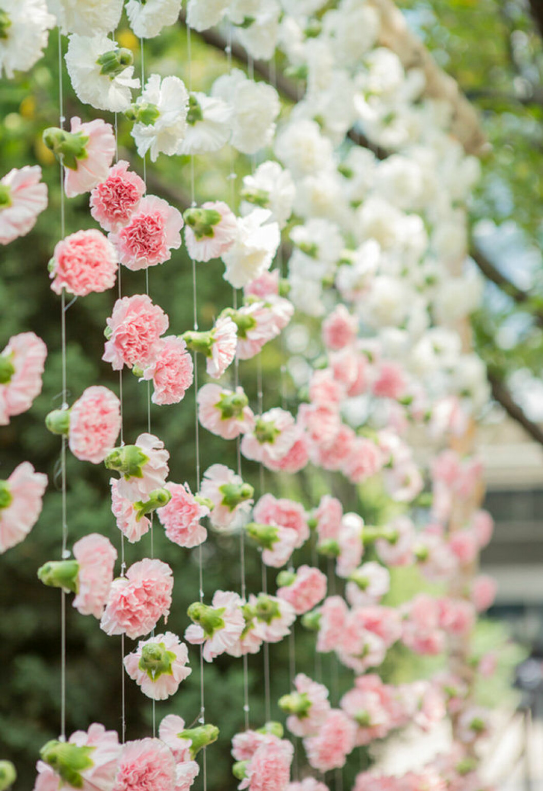Foto: <a href="https://www.modwedding.com/2014/12/pretty-toronto-wedding-laura-jane-photography/" target="_blank" rel="noopener">Mod wedding</a> Girlang av nejlikor, bröllopsdetaljer.