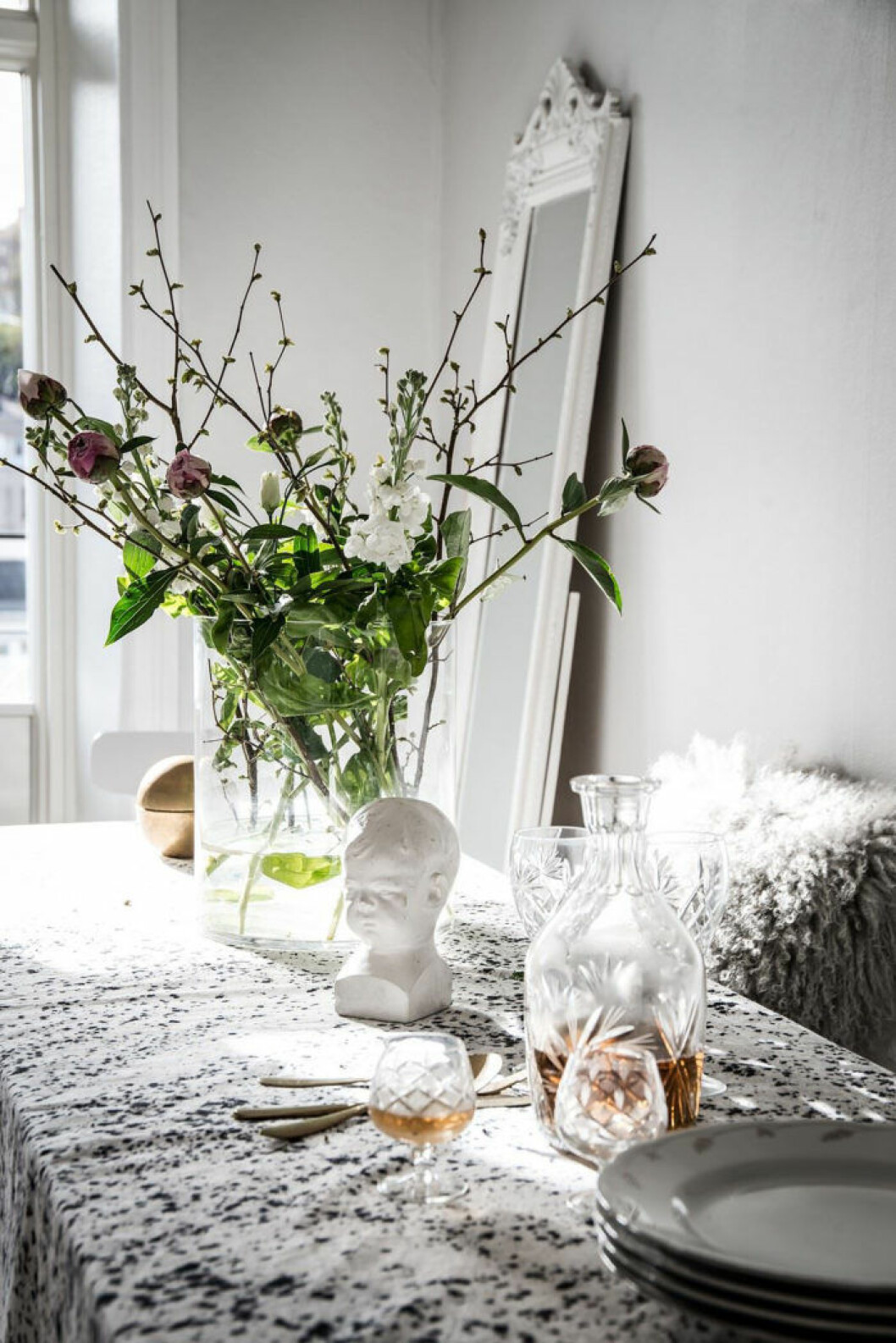 dukning med snittblommor och kvistar
