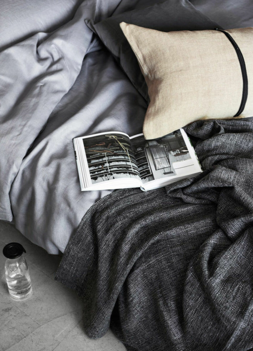 Foto: <a href="http://www.omarsson.se/" target="_blank" rel="noopener">Ragnar Ómarsson</a> Styling: <a href="https://stilinspiration.elledecoration.se/" target="_blank" rel="noopener">Pella Hedeby</a> för <a href="http://livethemma.ikea.se/morgondimma/" target="_blank" rel="noopener">Ikea Livet hemma</a> Glöm inte bort vattnet i sovrummet.