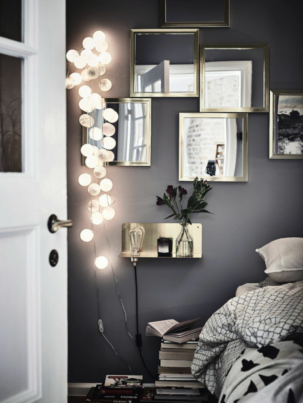Foto: <a href="http://www.andersbergstedt.com/" target="_blank" rel="noopener">Anders Bergstedt</a> Styling: <a href="http://www.annafurbacken.com/" target="_blank" rel="noopener">Anna Furbacken</a> för <a href="http://entrancemakleri.se/" target="_blank" rel="noopener">Entrance</a> Små speglar, ljusslinga