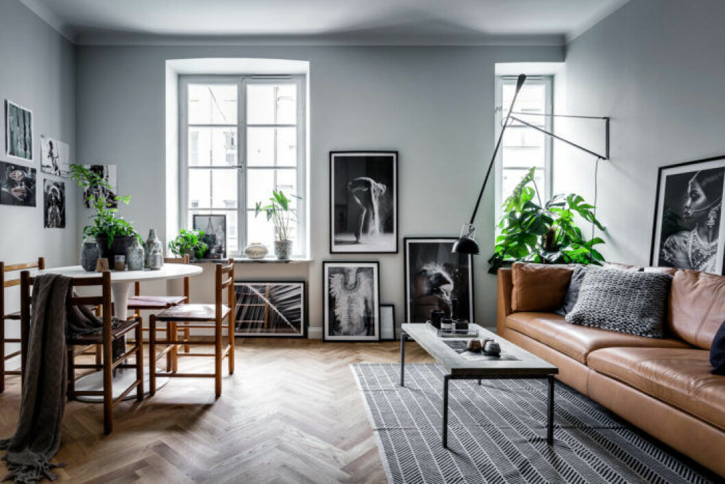 Foto: Henrik Nero Styling: Scandinavian Homes för <a href="http://alexanderwhite.se/" target="_blank" rel="noopener">Alexander White</a> styla-vardagsrum-tavlor-konst. Brun soffa