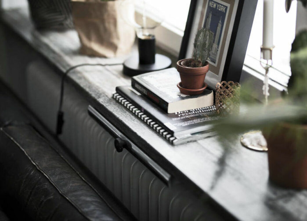Foto: Adam Helbaoui/Kronfoto Styling: Angelica Rydström för <a href="https://www.instagram.com/bosthlm_realestate/" target="_blank" rel="noopener">Bo Sthlm</a>/Cecilia Heikkilä Tavlor placerade på fönsterbänken