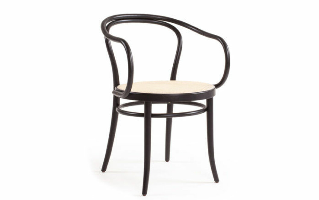 No 30 från Ton, formgiven av Michael Thonet. Cirkapris: 2 990 kronor. Stolen gör det lilla extra i rummet.