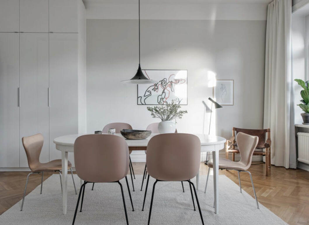 Foto: Fredrik J Karlsson Styling: Nouvel interior för <a href="https://www.instagram.com/alvhem/" target="_blank" rel="noopener">Alvhem</a>/mäklare: Tony Henschel Rosa stolar från Gubi vid ljusgrå matplats.