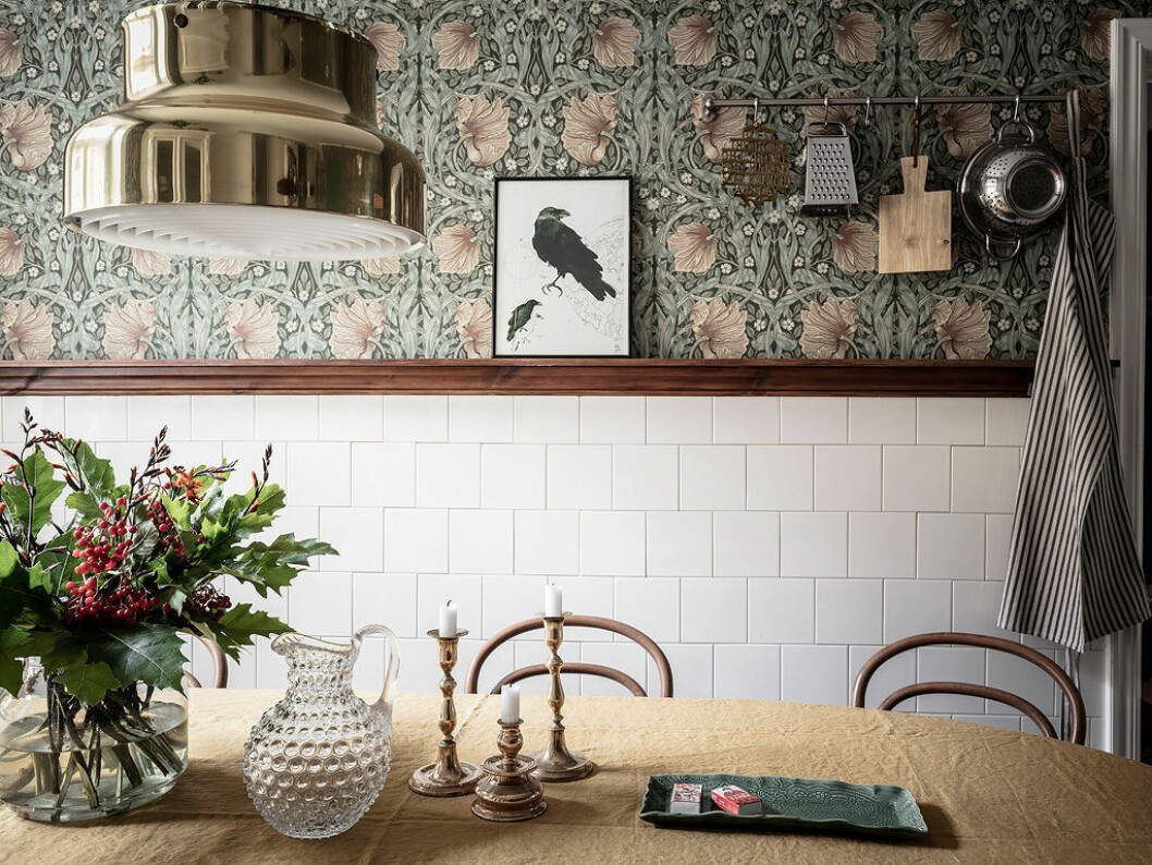 Behåll din inredningsbas och lyft in detaljer för att anamma de nya trenderna. Här i form av en svart fågel som motiv i en tavla. Foto: Anders Bergstedt för <a href="https://www.instagram.com/entrancemakleri/" target="_blank" rel="noopener">Entrance mäkleri</a>/mäklare: Erika Bergholm Den svarta fågeln i inredningen gör comeback, antingen som print eller som prydnadsföremål.