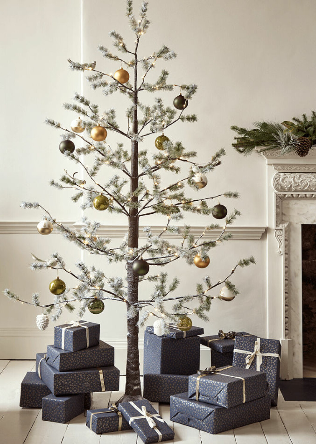 Foto: <a href="http://www.marksandspencer.com/c/style-and-living/christmas-tree-ideas?intid=XMAS_DLP_lego_1_img" target="_blank" rel="noopener">Marks & Spencer</a> Fin plastgran med julgranskulor.