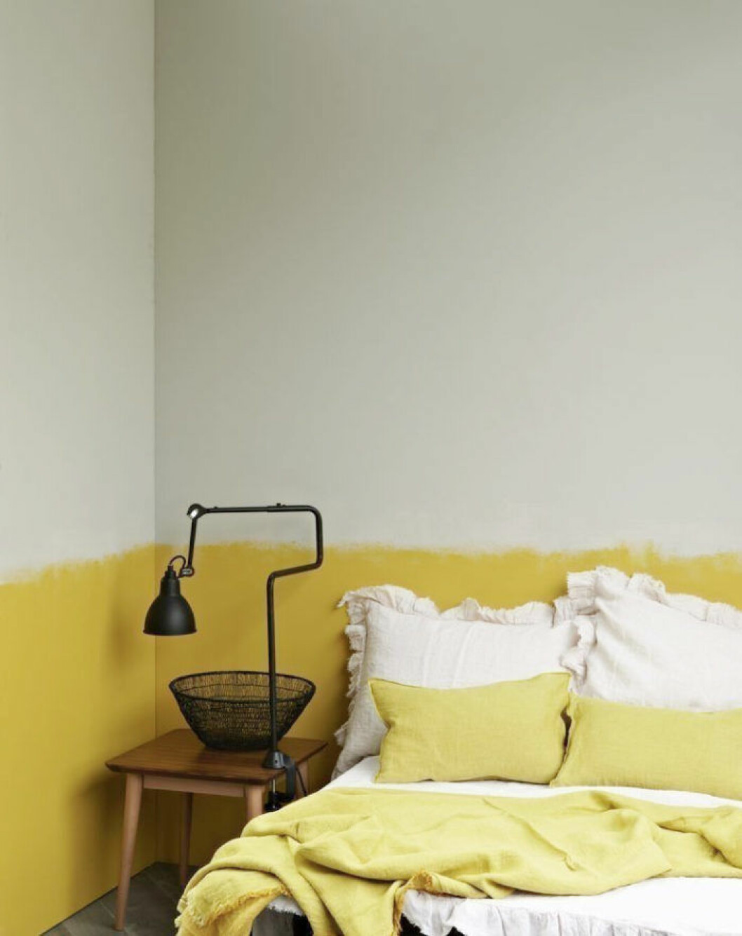 Foto via: <a href="http://www.digsdigs.com/the-latest-decor-trend-29-half-painted-wall-decor-ideas/" target="_blank" rel="noopener">Digs digs</a> Tvädelad färg i sovrum