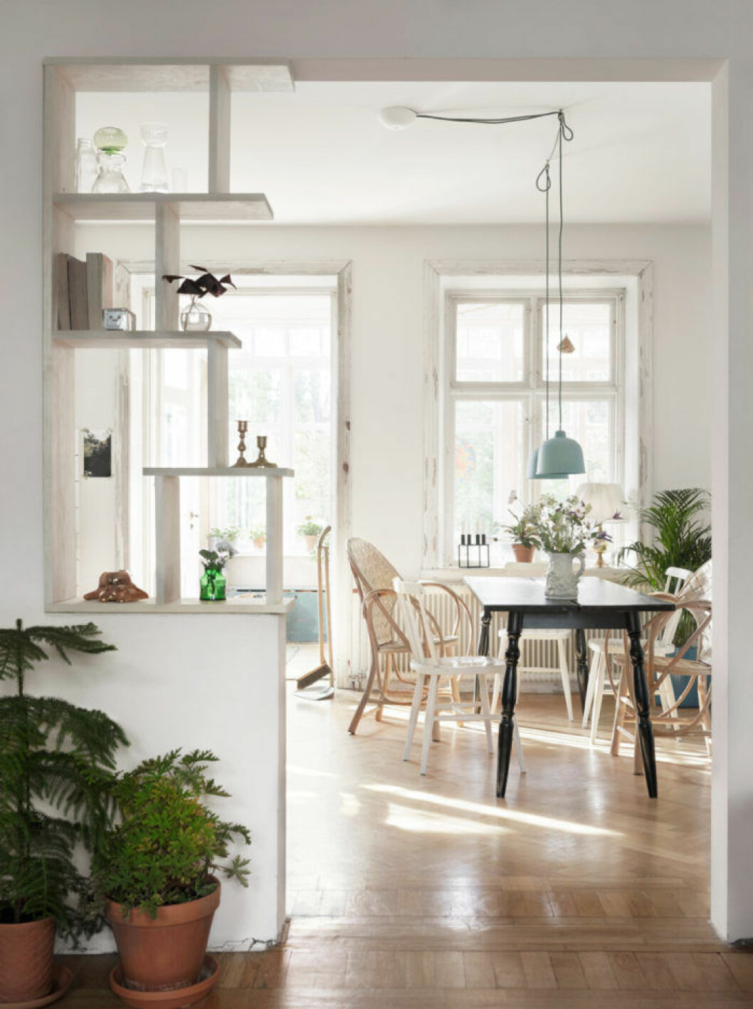 Foto: Petra Bindel Styling: Emma Persson Lagerberg Syns i: ”<a href="https://www.elle.se/decoration/arbetarbostad-blev-pittoresk-utopi-med-magisk-veranda/" target="_blank" rel="noopener">Arbetarbostaden som blev en riktig inredningsdröm</a>” Den skandinaviska inredningsstilen passar tvillingarna.