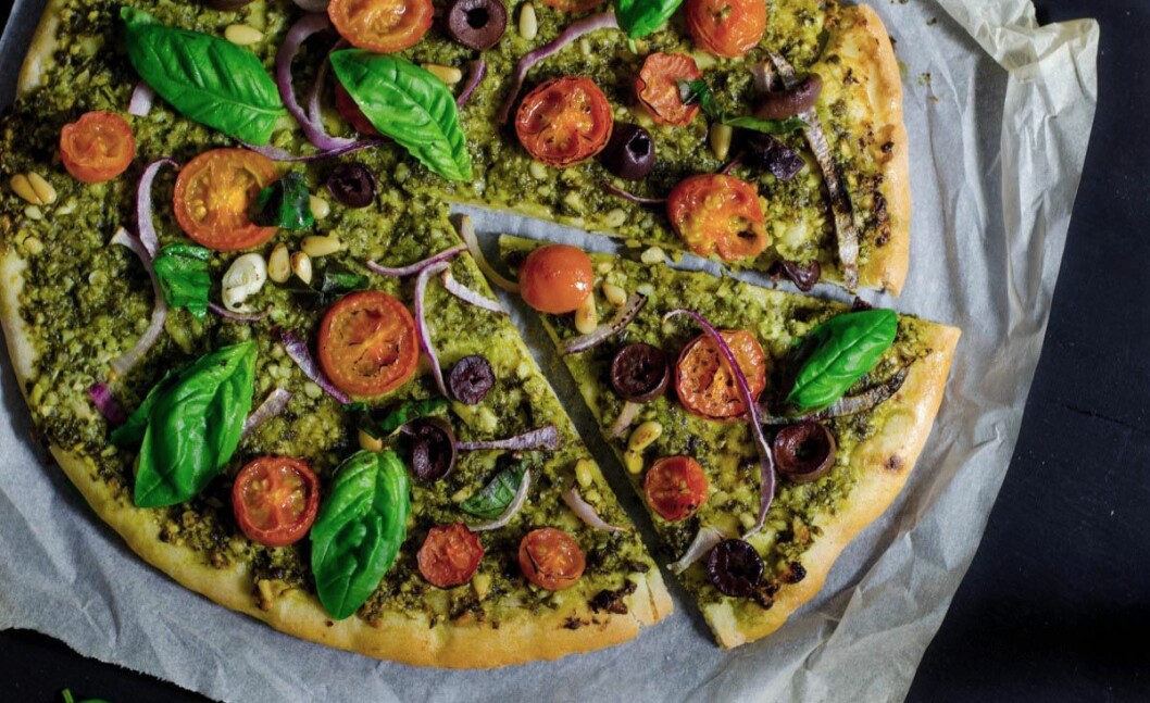 <em>Recept och foto: <a href="http://www.veggieful.com/2012/07/vegan-pesto-pizza-recipe.html" target="_blank" rel="noopener">Veggieful</a></em> 03. vegan pesto pizza recipe