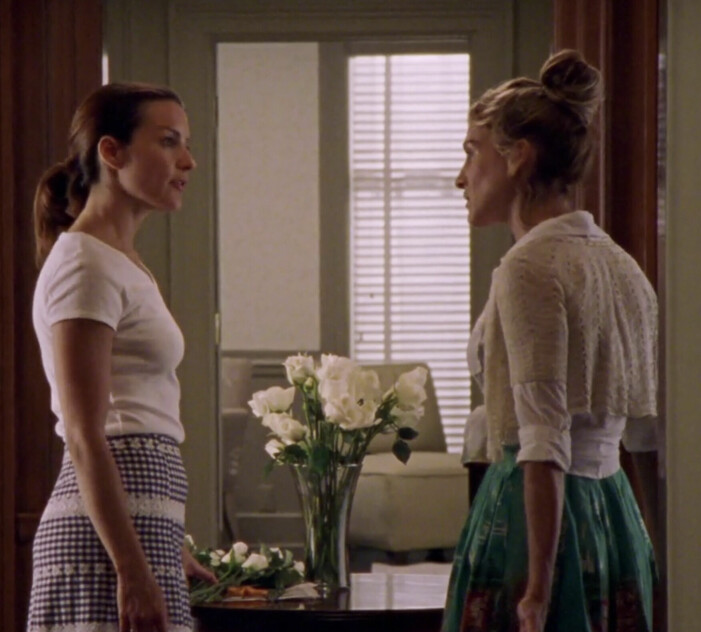 Carrie övertalade Charlotte att panta sin förlovningsring för att kunna låna ut till handpenning, när Carries pengar gått åt till annat. Charlotte och Carrie A ring a ding ding SATC
