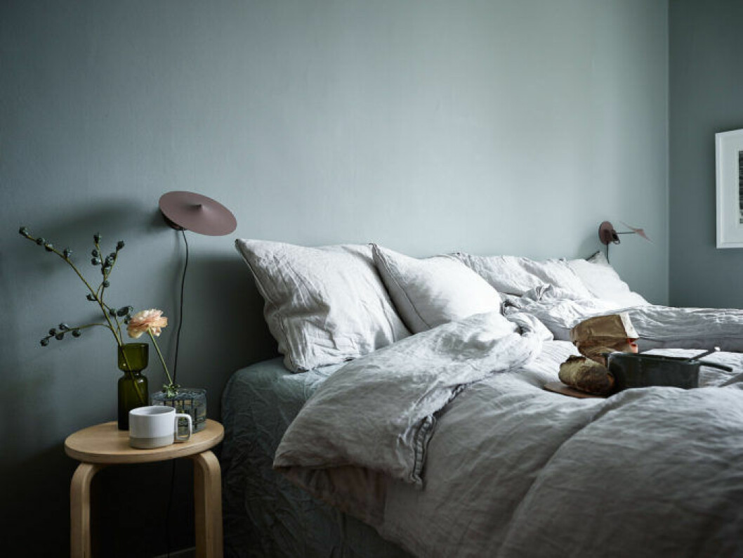 Foto: Fredric Boukari Styling: Lindholm för <a href="https://www.instagram.com/historiskahem/" target="_blank" rel="noopener">Historiska hem</a>/mäklare: Mattias Lantto Bedroom with painted green and blue walls.