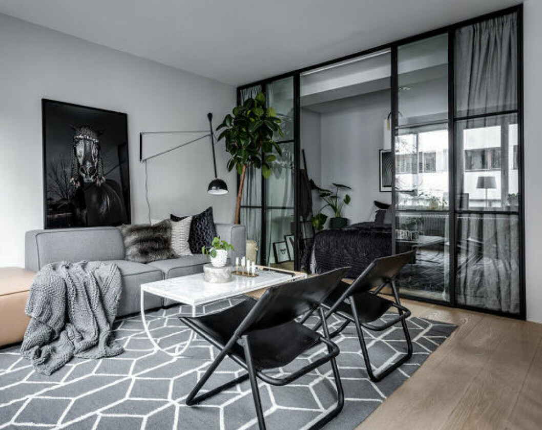 Foto: Henrik Nero Styling: Stylingbolaget för <a href="http://mohv.se/" target="_blank" rel="noopener">MOHV</a> Vardagsrum och sovrum delas av med trendig glasvägg