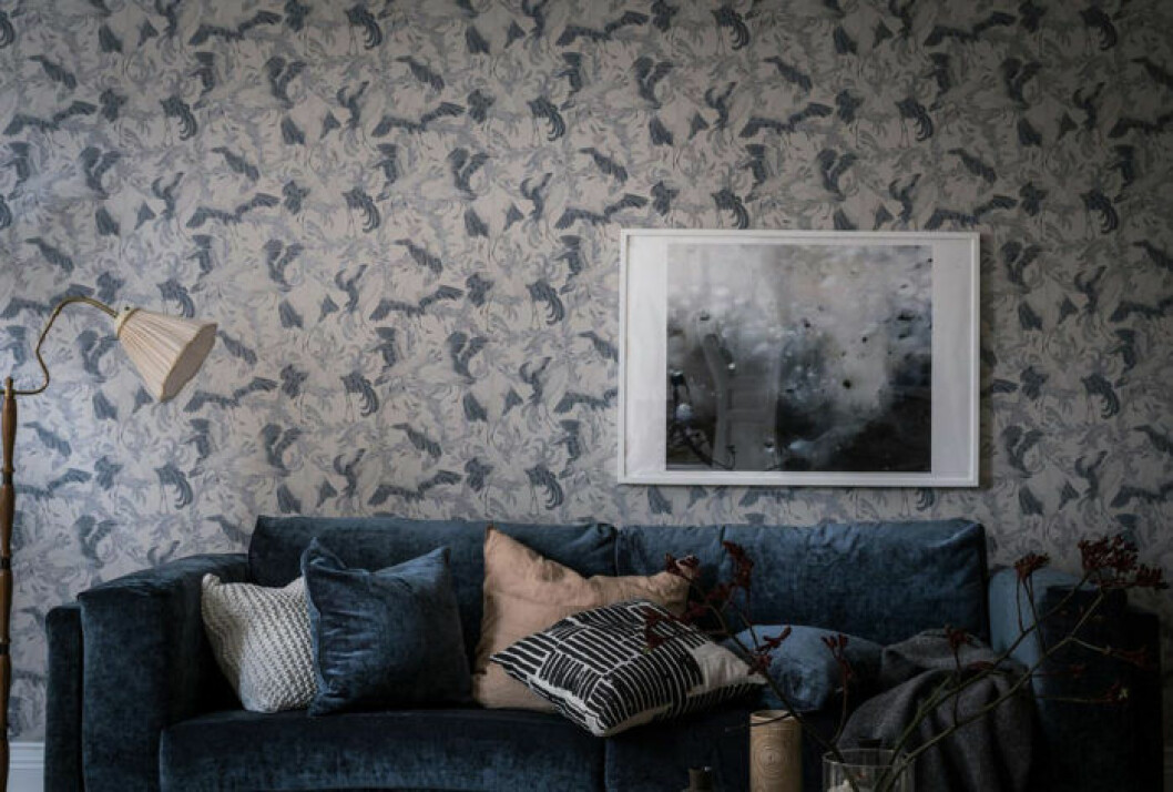 Foto: Alen Cordic Styling: Emma Fischer för <a href="https://www.instagram.com/bjurfors_goteborg/" target="_blank" rel="noopener">Bjurfors</a>/mäklare: Zara Ek Vardagsrum med tapet