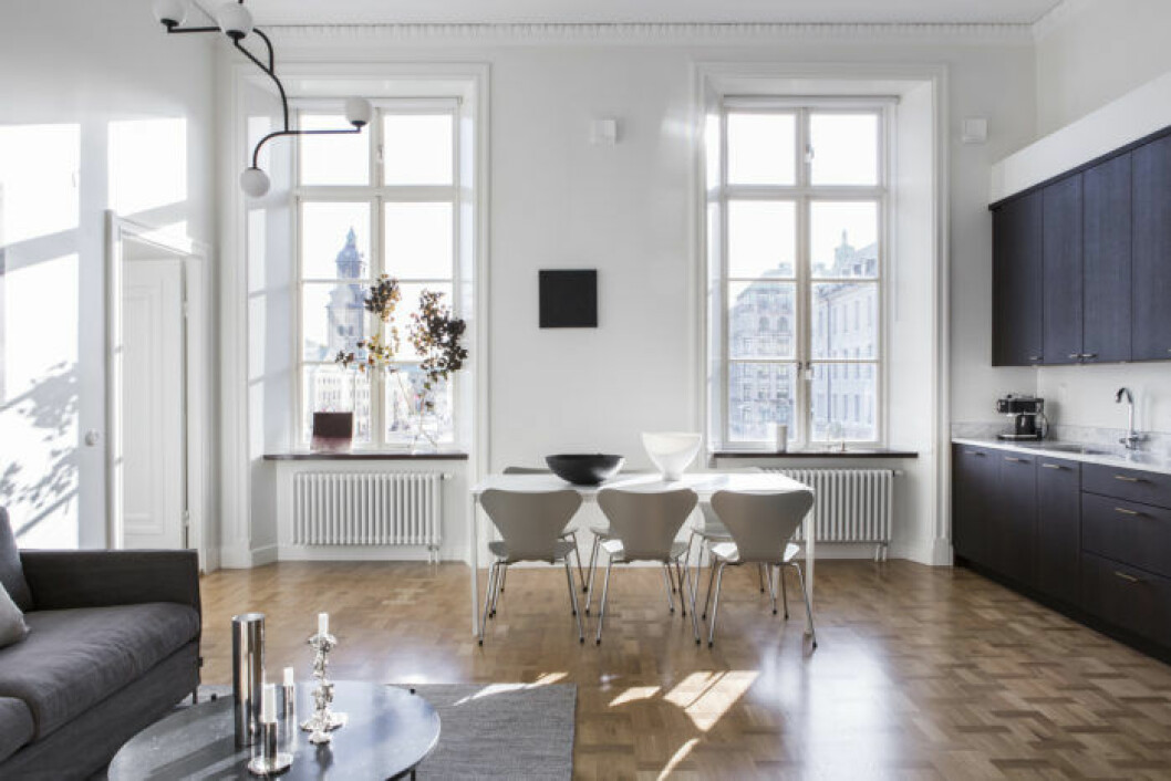 Foto: <a href="https://www.instagram.com/cimek/" target="_blank" rel="noopener">Cim Ek</a> Styling: <a href="https://www.instagram.com/sarahwidman/" target="_blank" rel="noopener">Team Sarah Widman</a> för <a href="https://www.instagram.com/alvhem/" target="_blank" rel="noopener">Alvhem</a>/mäklare: Sofia Vansvik 3107 Sjuan från Fritz Hansen är trendig på Hemnet.