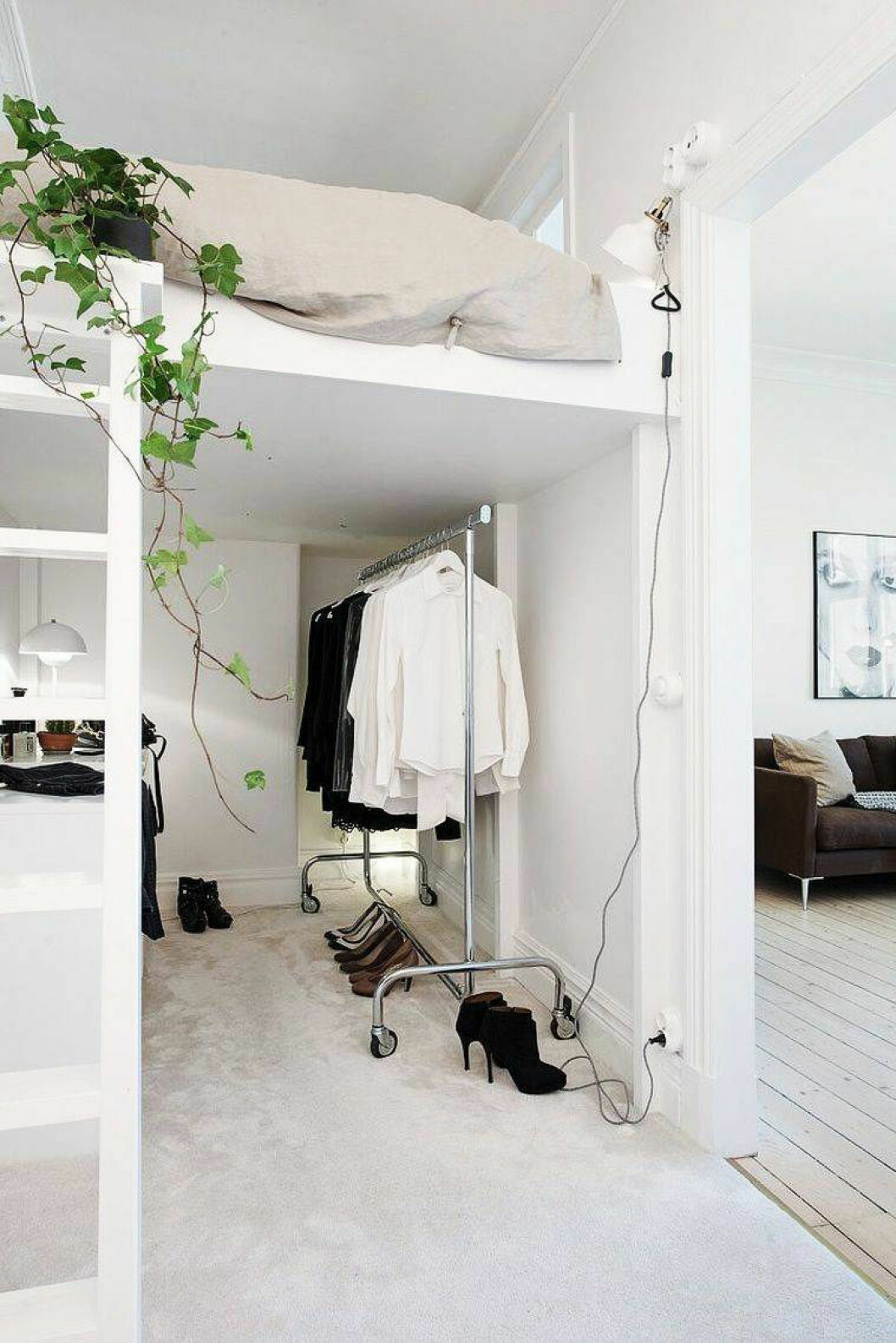 Foto: <a href="http://www.alvhemmakleri.se/" target="_blank" rel="noopener">Alvhem</a> Loftsäng som skapar plats för garderob och klädförvaring under