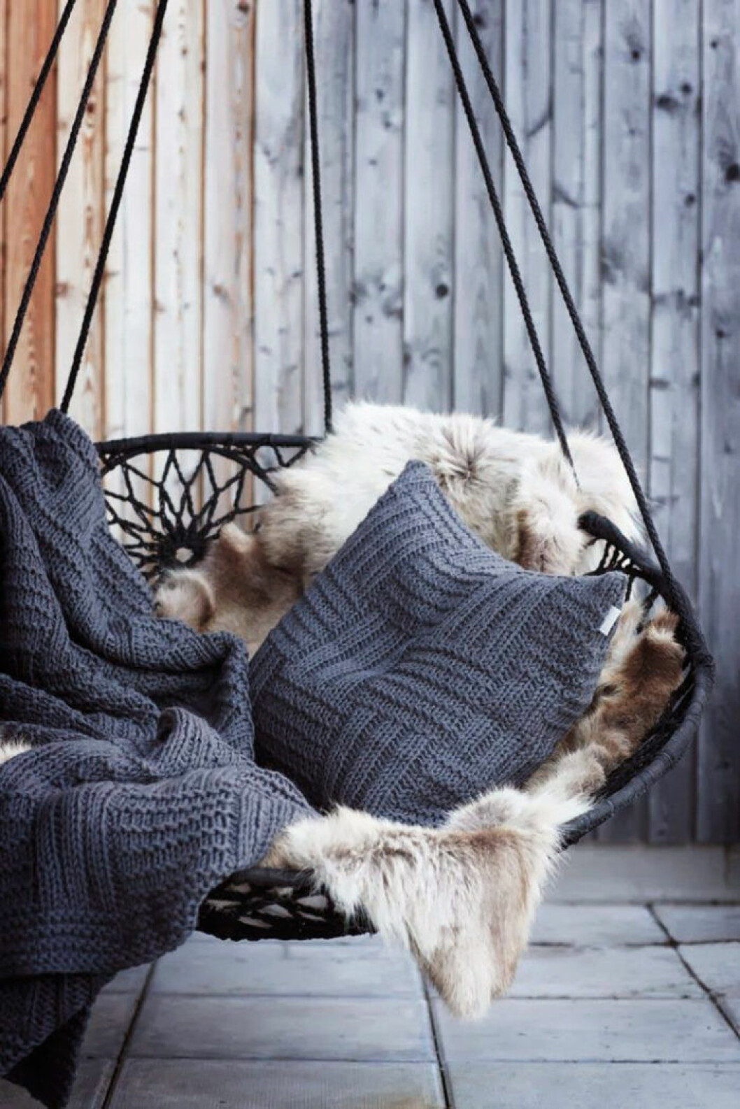 Via: <a href="http://www.ar-revista.com/estilo-de-vida/news/g2894/como-decorar-con-lana-xxl/?slide=5" target="_blank" rel="noopener">Ar-Revista</a> 04. balkong-autumn