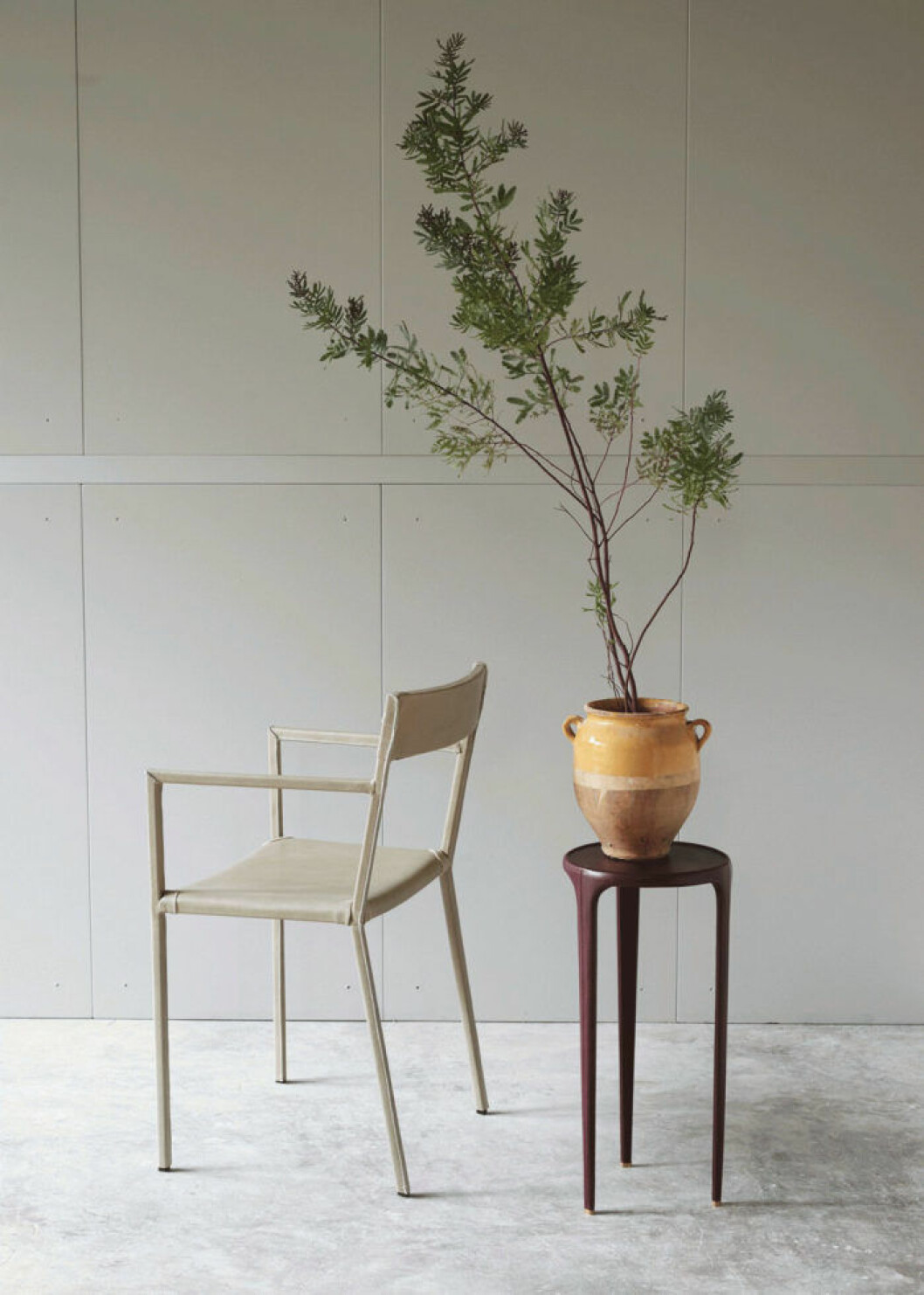 Via: <a href="http://www.ochre.net/products/seating/dining/sable/armchair/" target="_blank" rel="noopener">Ochre</a> 04. beige-burgundy