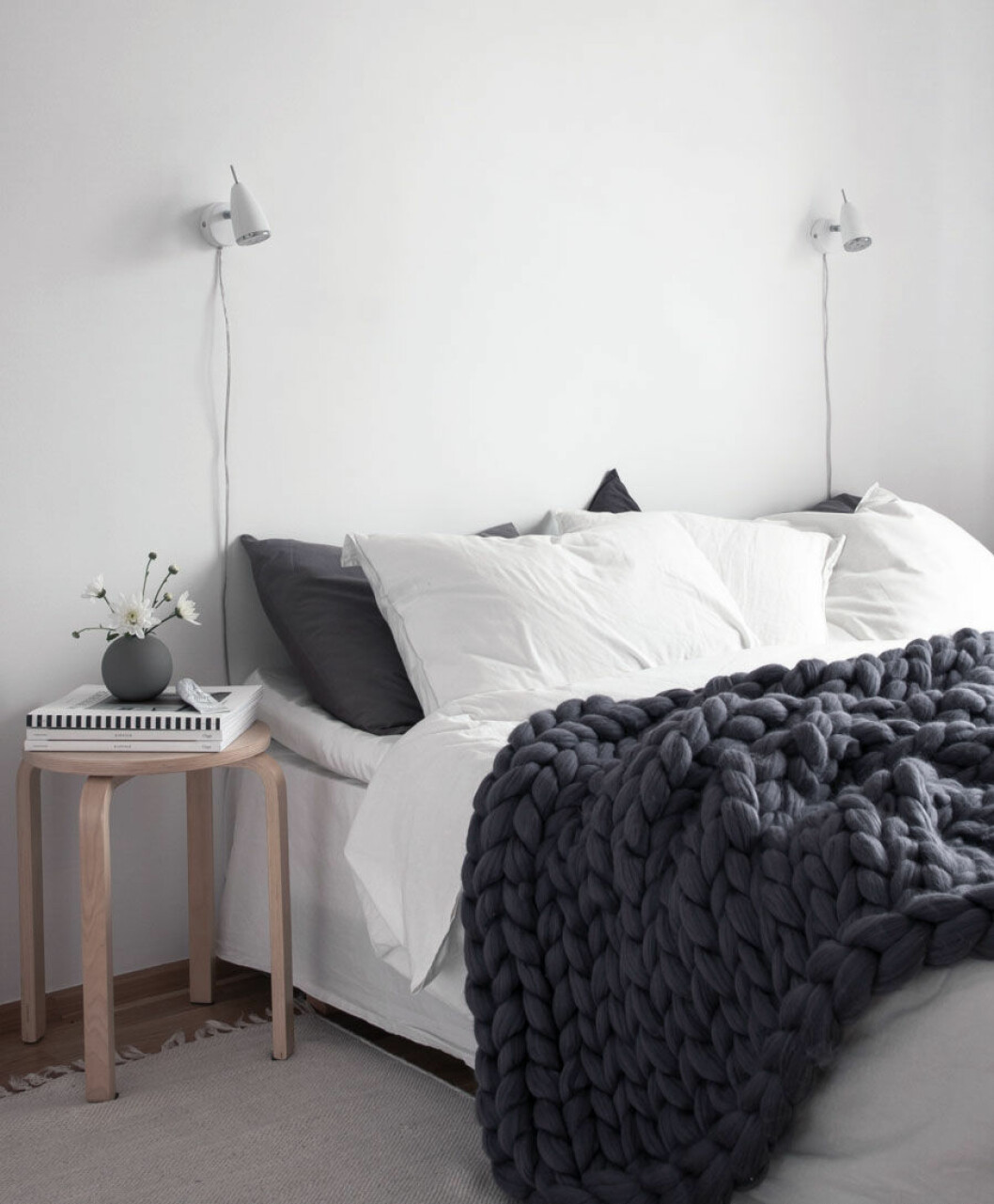 Foto: <a href="http://decordots.com/page/2/" target="_blank" rel="noopener">Decordots</a> Flätad grå filt