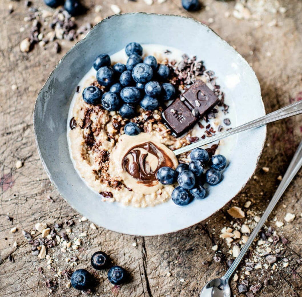 Cirkusgröt med blåbär. Foto: <a href="http://www.eatbetternotless.com/creamy-coffe-hazelnut-millet-porridge-w-homemade-rawtella-blueberries-pana-chocolate/" target="_blank" rel="noopener">Nadia Damaso/Eat better</a> Cirkusgröt med blåbär.