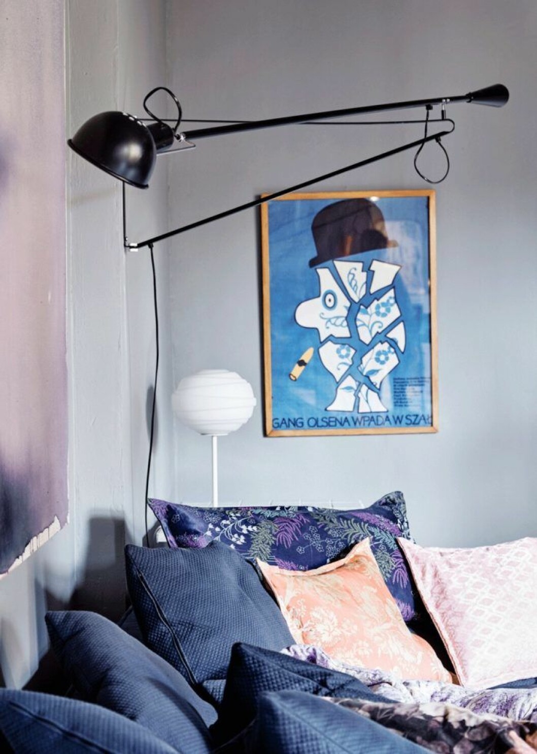 Svart vägglampa i stilren design är en snygg inredningsdetalj.
