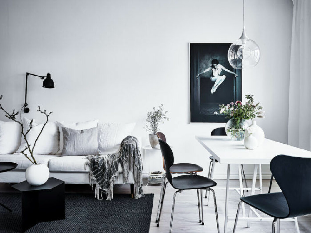 Foto: Anders Bergstedt Styling: Anna Furbacken för <a href="https://www.instagram.com/entrancemakleri/" target="_blank" rel="noopener">Entrance mäkleri</a>/mäklare: Jessica Fridstedt Matplats och vardagsrum med vita väggar