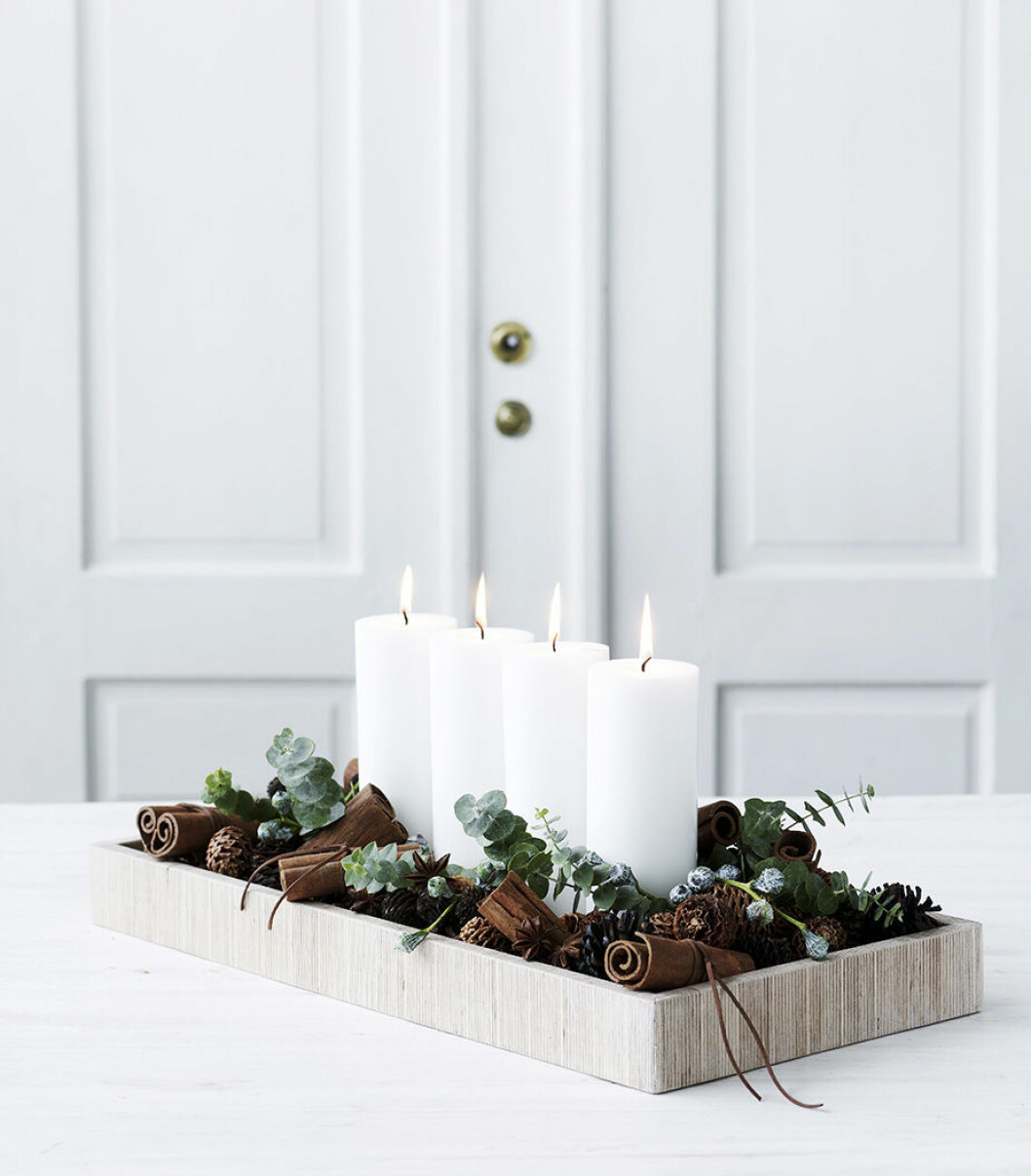 Foto: <a href="https://louiseroe.dk/" target="_blank" rel="noopener">Louise Roe Copenhagen</a> Adventsljusstake med kottar och blad
