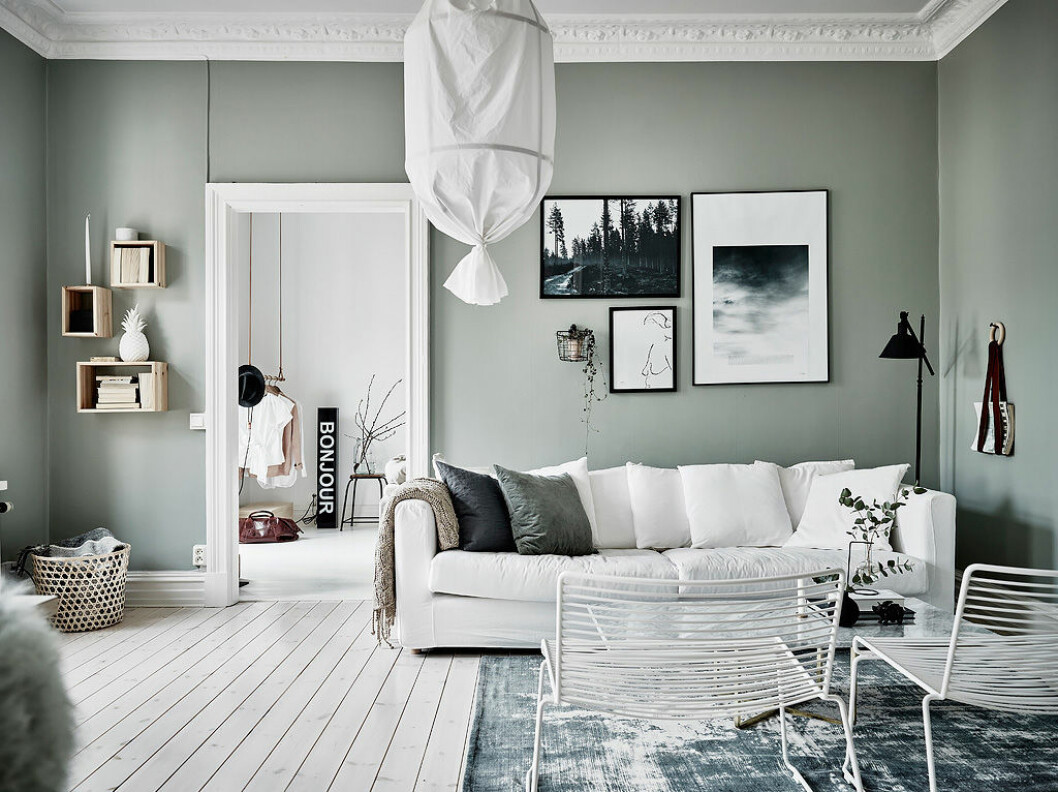 Foto: <a href="https://www.instagram.com/fotografanders/" target="_blank" rel="noopener">Anders Bergstedt</a> för <a href="https://www.instagram.com/entrancemakleri/" target="_blank" rel="noopener">Entrance mäkleri</a>/mäklare: Erika Bergholm Vardagsrum med ljusgröna väggar och ljusa inredningsdetaljer