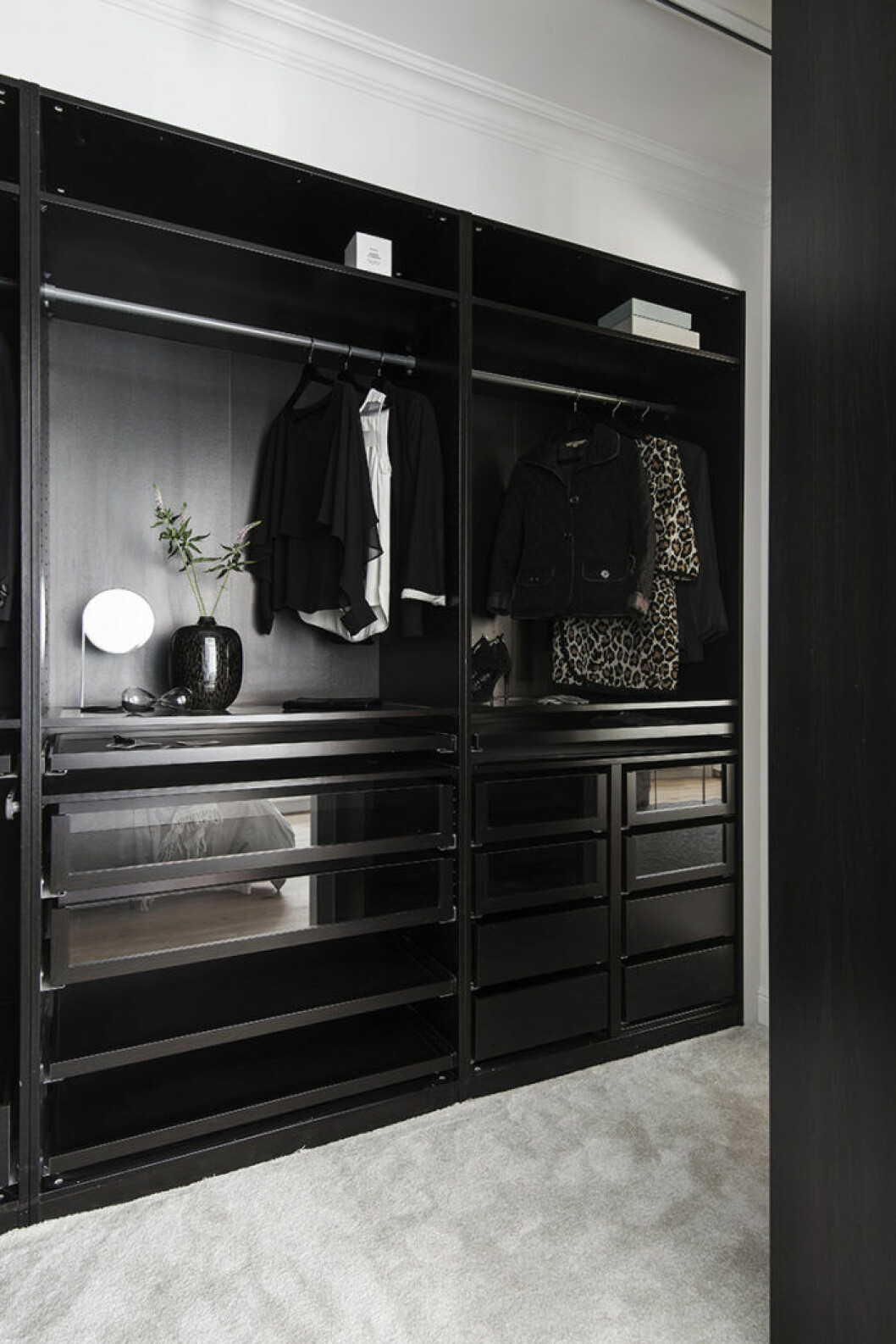 Foto: Elisabeth Daly Styling: Design Therapy för <a href="https://www.instagram.com/bosthlm_realestate/" target="_blank" rel="noopener">Bo Sthlm</a>/mäklare: Cecilia Heikkilä Walk in closet med mörka garderober
