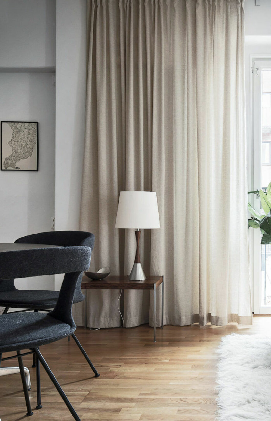 Hellånga gardiner bör sluta precis ovanför golvet. Foto: Adam Helbaoui/Kronfoto Styling: Thomas Lingsell för <a href="https://www.instagram.com/alexanderwhitesthlm/" target="_blank" rel="noopener">Alexander White</a>/mäklare: Wilhelmina Bonde Alfvén Gardiner som är uppsydda för att passa, inte för långa, inte för korta vilket bidrar till ett vilsamt intryck
