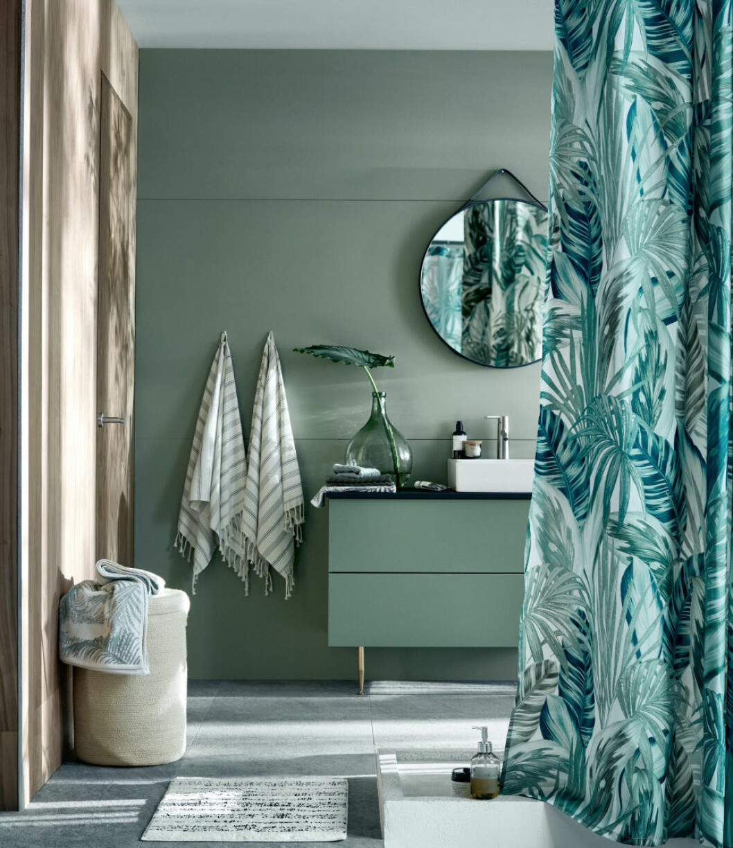 Foto: <a href="http://www.hm.com/se/department/HOME" target="_blank" rel="noopener">H&M Home</a> Badrum i grönt, grönt duschdraperi och rund spegel.